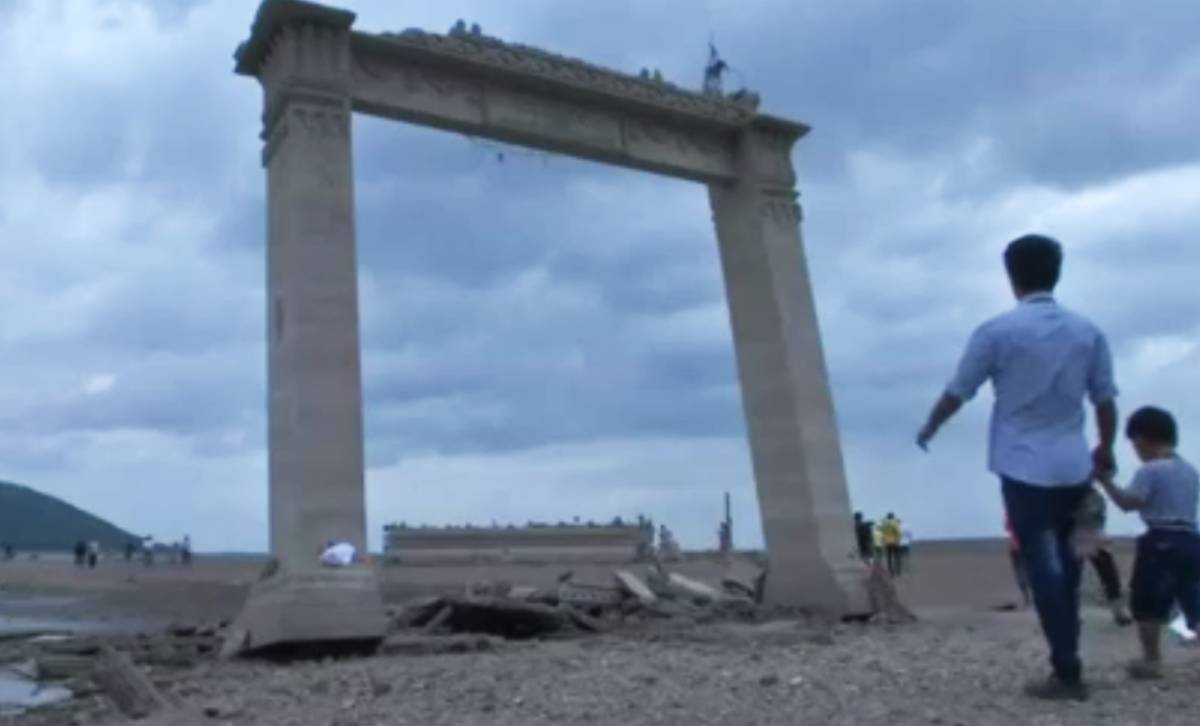 Tisuće ljudi u Tajlandu posjetile potopljeni hram koji se pojavio nakon suše